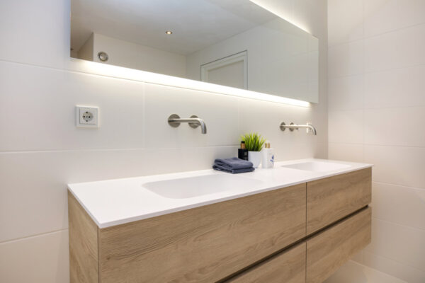 duurzame installatie luxe badkamer verlichte spiegel dubbele wasbak